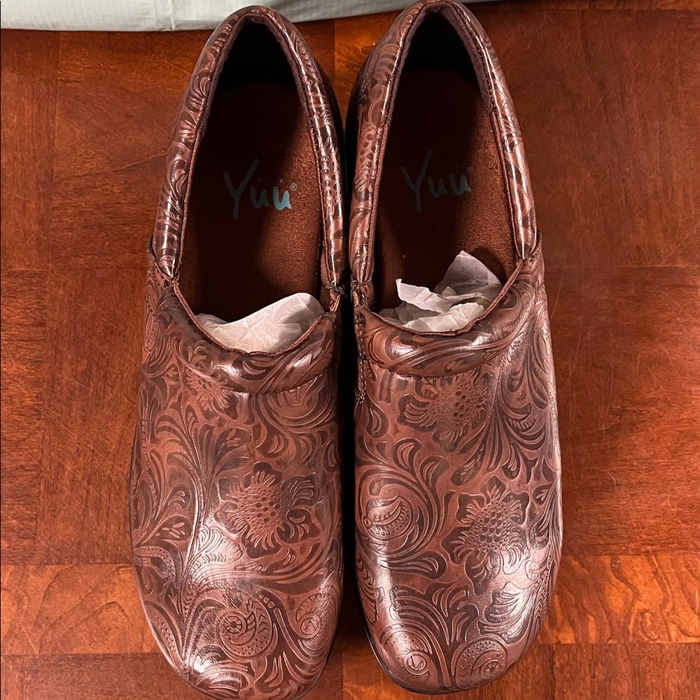 Yuu Women's Embossed Brown Loafers